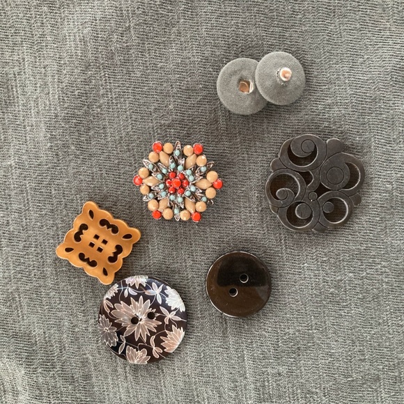 Soft Surroundings tunic, size M. Green grey with decoritive buttons. - Picture 8 of 8